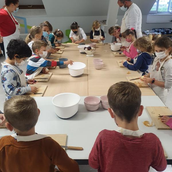 Kinder beim Zubereiten des Essens