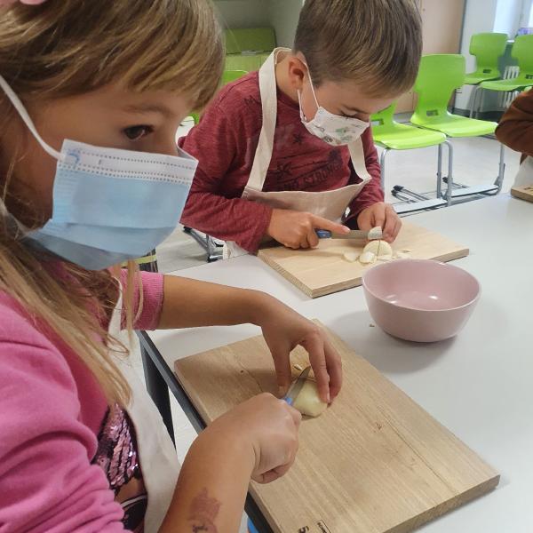 Kinder schneiden Gemüse