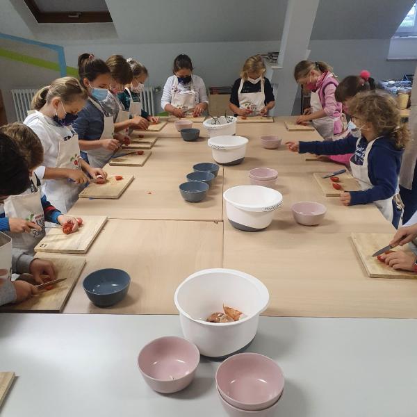 Kinder kochen gemeinsam