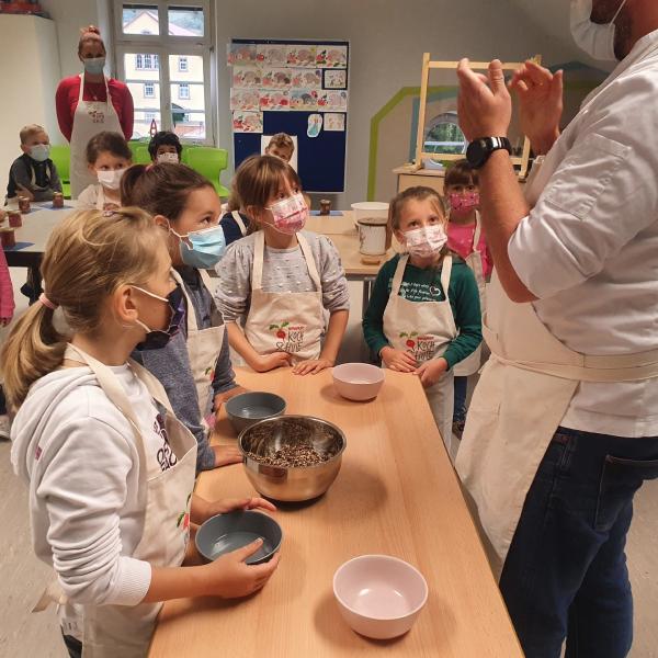 Kinder bereiten Power Balls zu