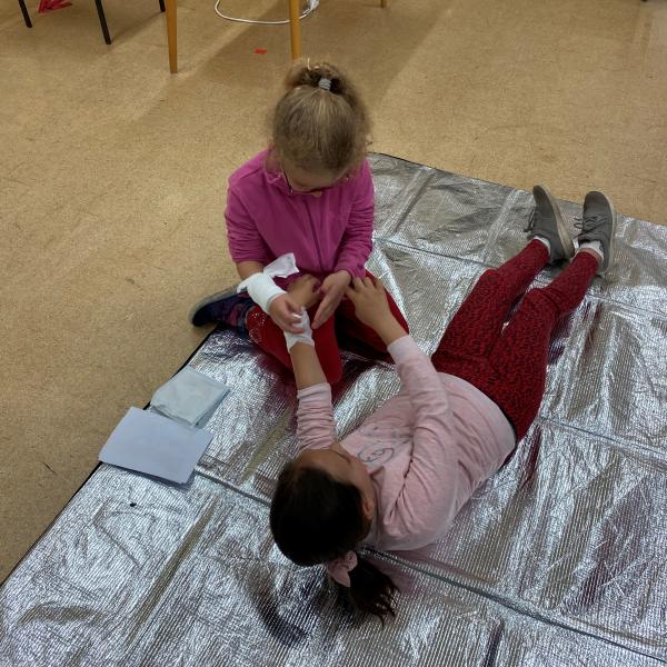 Kinder legen sich Verbände an