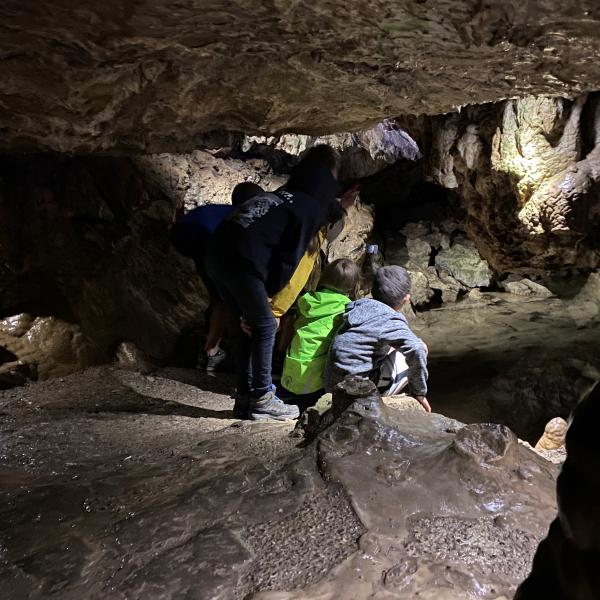 Kinder erkunden die Höhle