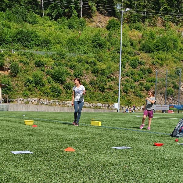 Ein Mädchen beim Wurf