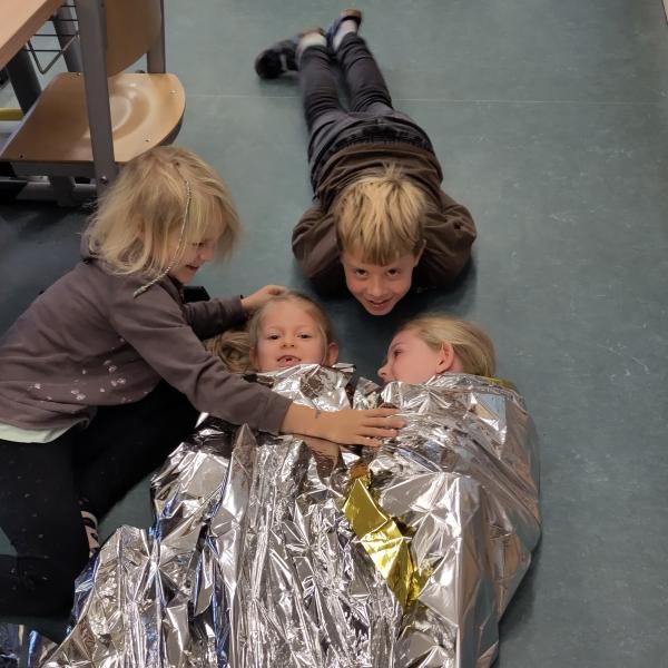 Kinder üben die Erste Hilfe