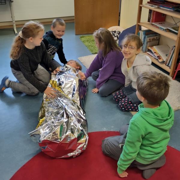 Kinder üben die Erste Hilfe