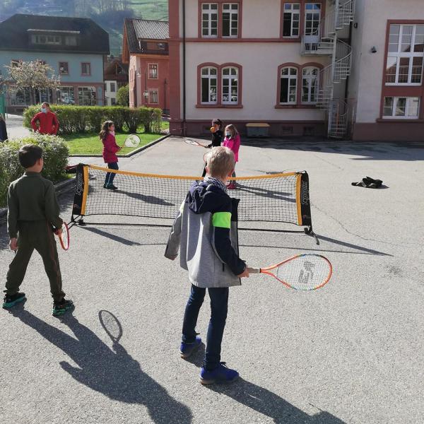 Tennisspaß auf dem Pausenhof