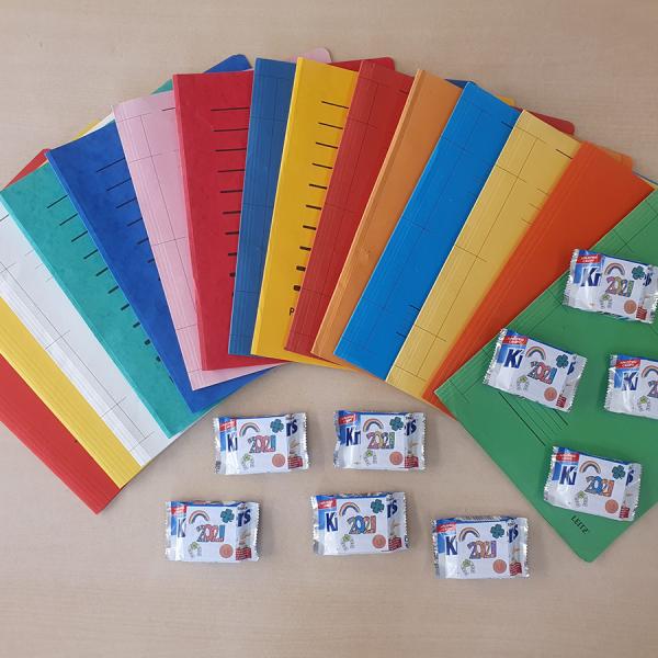 Schulhefte mit Süßigkeiten