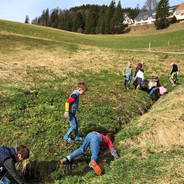 Kinder folgen einer Quelle