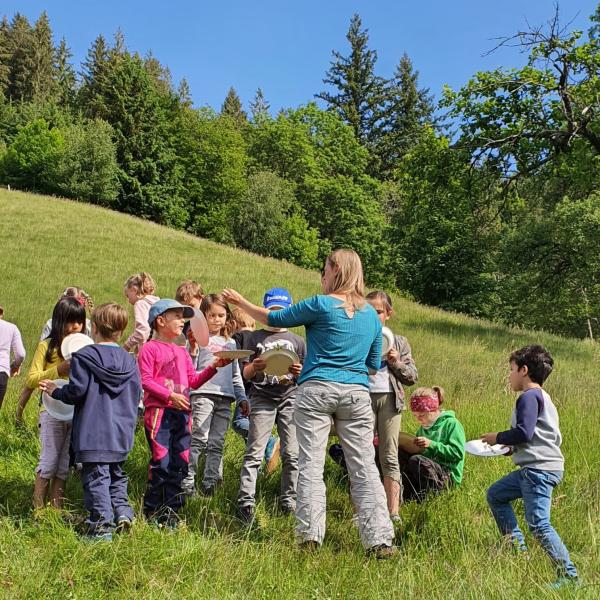Kinder erkunden die Wiese