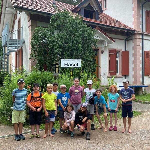 Klassenfoto der Klassen 3 und 4