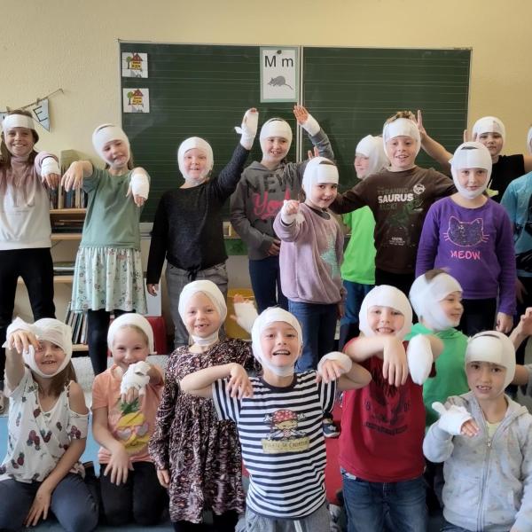 Kinder legen sich Verbände an 