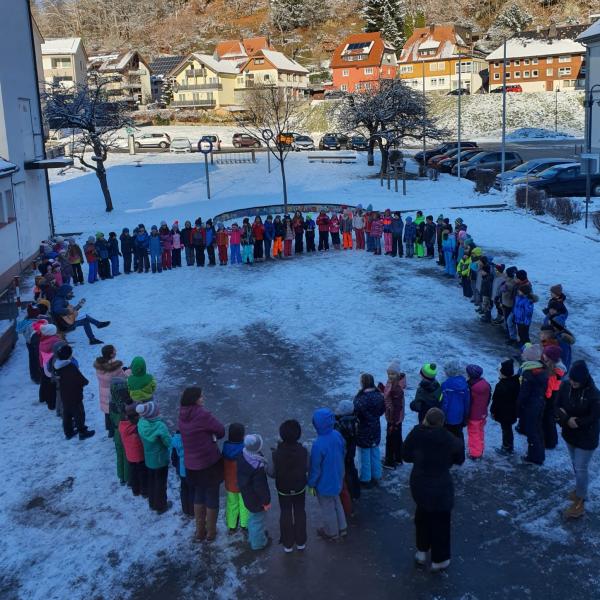 Kinder singen gemeinsam Weihnachtslieder